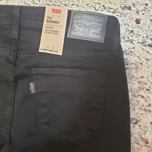 NEW Levi’s Women's 711 Skinny Jeans in 28 Short Length Width 27 & 28 Available - Picture 3 of 6